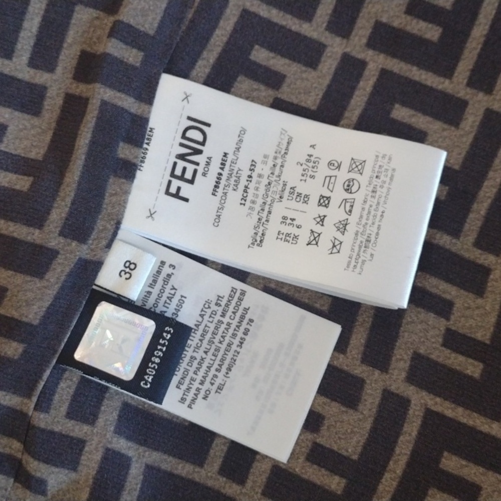 Authentic Fendi A Effet Verni Long Trench Coat - Picture 16 of 17